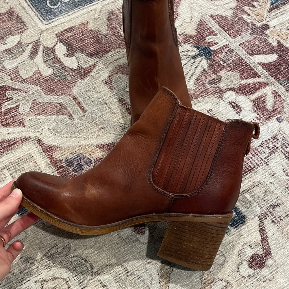 Söfft Women’s Brown Leather Ankle Boots - Classic Chelsea Block Heel - Picture 3 of 10